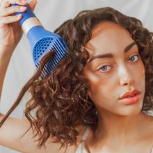 Bamba CermicCare 12in1 AirGlam Blue 12-in-1-Multifunktions-Haarstyler mit Coanda-Technologie zum Formen, Locken, Stylen, Trocknen und Entfernen von Frizz. Sie verfügt über 3 Geschwindigkeiten, 3 Temperaturen und eine intelligente Wärmeregelung. Digitaler Motor mit 1400 W Leistung und 110.000 U/min. Köpfe mit Keramik- und Keratinbeschichtung.