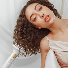 Bamba CermicCare 14in1 AirGlam Champagne 14-in-1-Multifunktions-Haarstyler mit Coanda-Technologie zum Formen, Locken, Stylen, Trocknen und Beseitigen von Frizz. Sie verfügt über 3 Geschwindigkeiten, 3 Temperaturen und eine intelligente Wärmeregelung. Digitaler Motor mit 1400 W Leistung und 110.000 U/min. Köpfe mit Keramik- und Keratinbeschichtung.