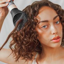 Bamba CermicCare 14in1 AirGlam Aluminum 14-in-1-Multifunktions-Haarstyler mit Coanda-Technologie zum Formen, Locken, Stylen, Trocknen und Beseitigen von Frizz. Sie verfügt über 3 Geschwindigkeiten, 3 Temperaturen und eine intelligente Wärmeregelung. Digitaler Motor mit 1400 W Leistung und 110.000 U/min. Köpfe mit Keramik- und Keratinbeschichtung.