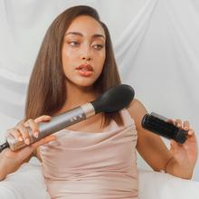 Bamba CermicCare 14in1 AirGlam Aluminum 14-in-1-Multifunktions-Haarstyler mit Coanda-Technologie zum Formen, Locken, Stylen, Trocknen und Beseitigen von Frizz. Sie verfügt über 3 Geschwindigkeiten, 3 Temperaturen und eine intelligente Wärmeregelung. Digitaler Motor mit 1400 W Leistung und 110.000 U/min. Köpfe mit Keramik- und Keratinbeschichtung.