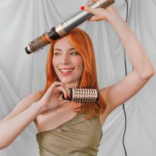 Bamba CermicCare 14in1 AirGlam Aluminum 14-in-1-Multifunktions-Haarstyler mit Coanda-Technologie zum Formen, Locken, Stylen, Trocknen und Beseitigen von Frizz. Sie verfügt über 3 Geschwindigkeiten, 3 Temperaturen und eine intelligente Wärmeregelung. Digitaler Motor mit 1400 W Leistung und 110.000 U/min. Köpfe mit Keramik- und Keratinbeschichtung.