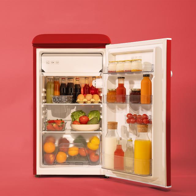 Bolero CoolMarket TT Origin 95 Red E Mini frigorífico retro rojo de 89 cm de alto y 49 cm de ancho con capacidad de 95L, clase energética E, Icebox y tirador cromado.