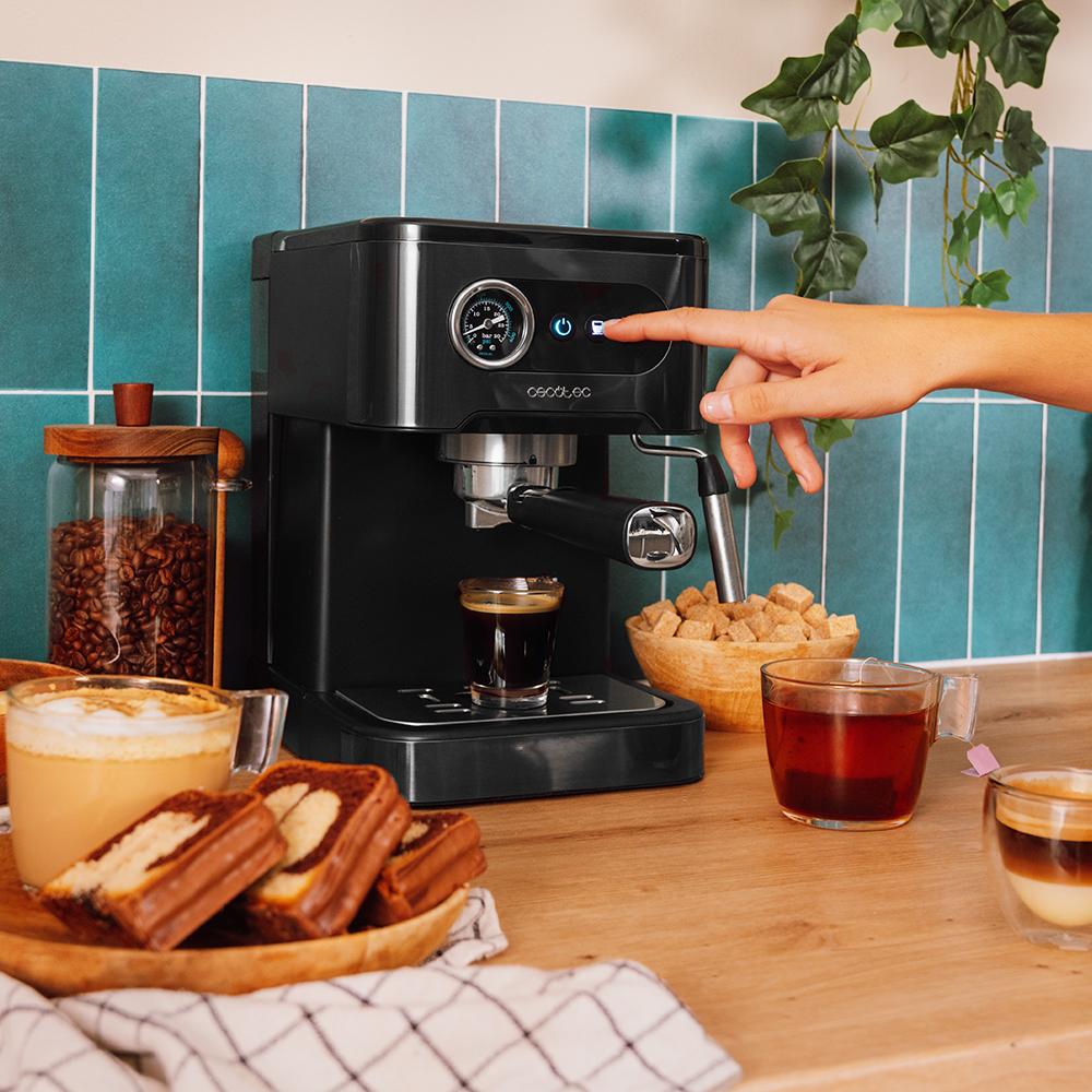 Panel de botones de la CECOTEC Power Espresso 20 Pro con café preparado