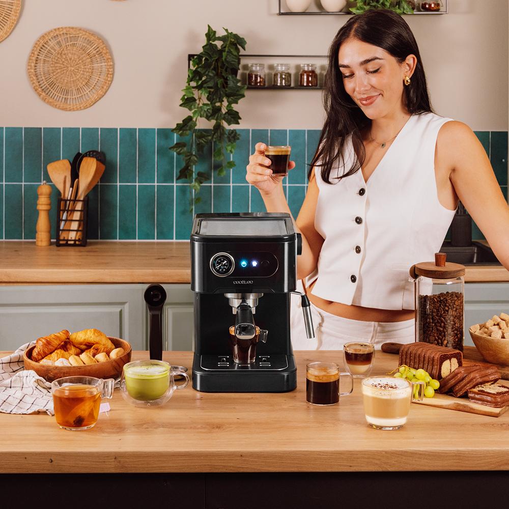 Cafetera CECOTEC Power Espresso 20 Pro preparando café espresso en cocina