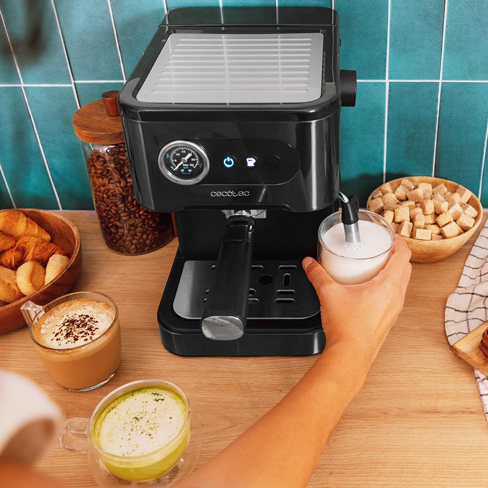 Vaporizador orientable de la cafetera CECOTEC Power Espresso 20 Pro espumando leche