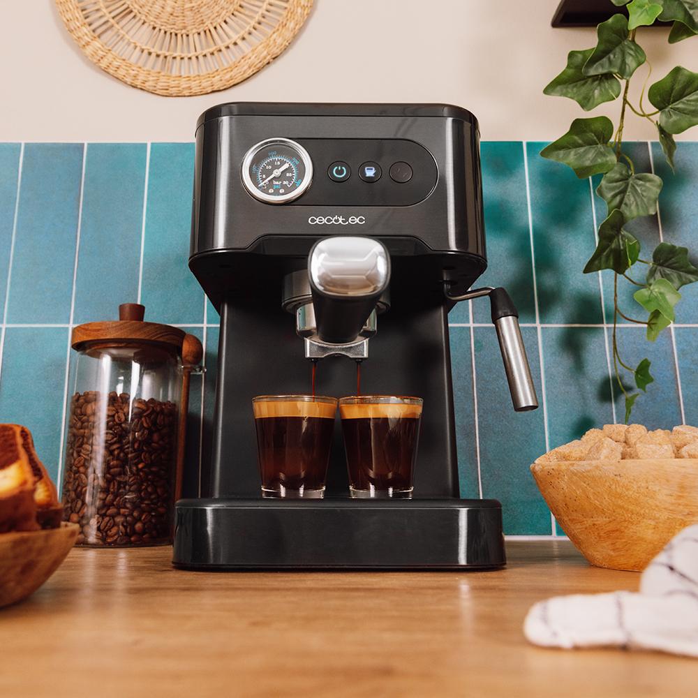 Cafetera CECOTEC Power Espresso 20 Pro preparando dos cafés a la vez