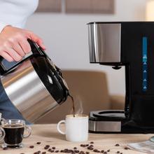 Coffee 66 Drop & Thermo Time Tropfkaffeemaschine aus Edelstahl mit einer Kapazität von bis zu 10 Tassen.