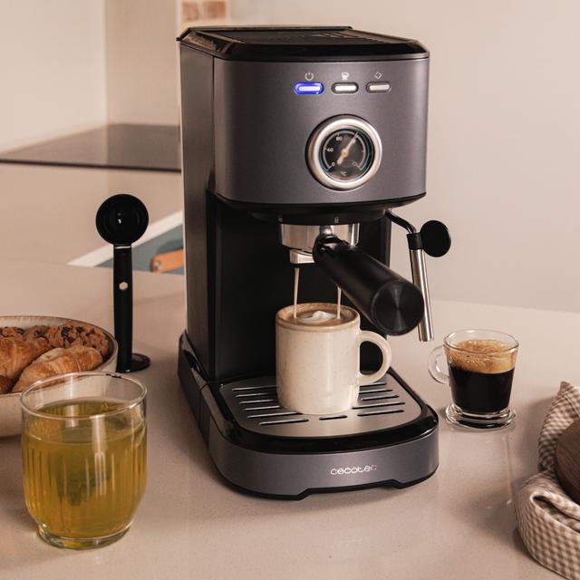 Power Espresso 20 Pecan Steel Cafetera express digital, con 20 bares y vaporizador orientable.