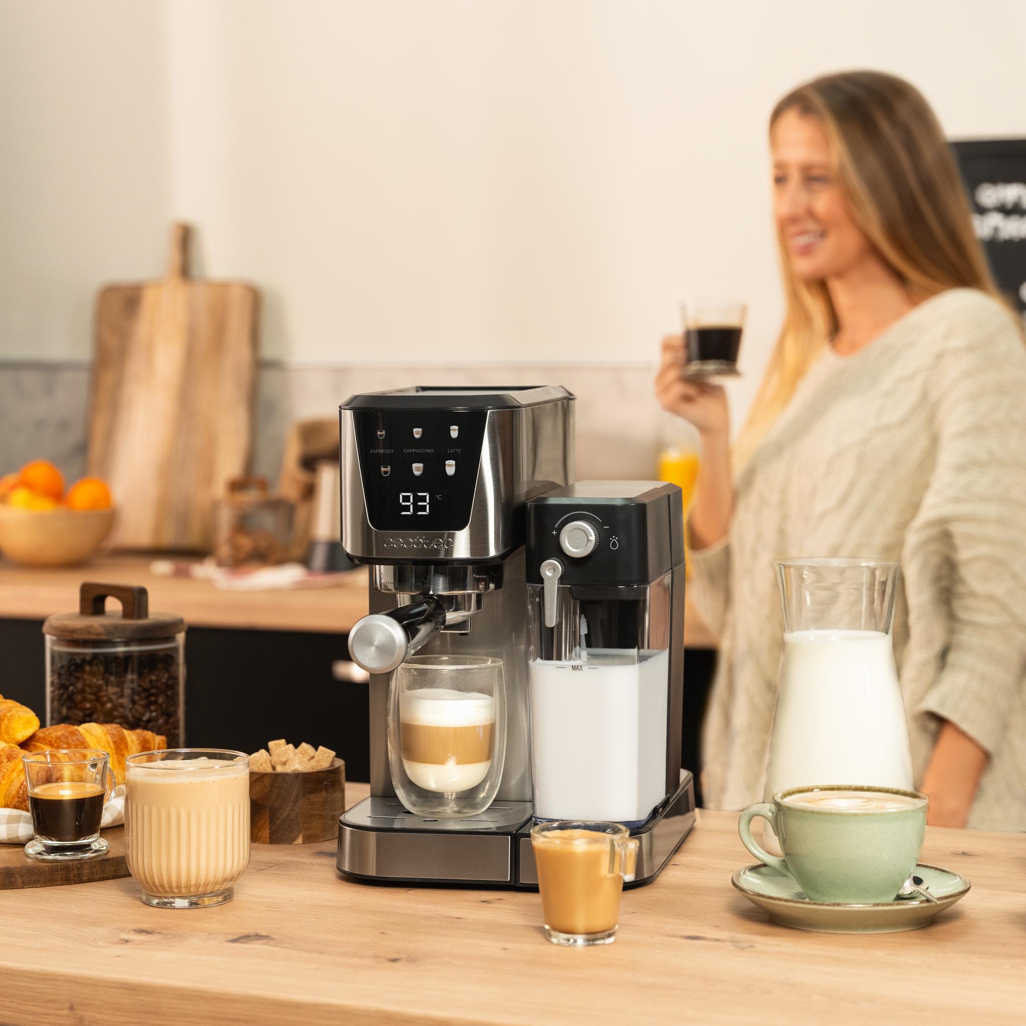 Cafetera Cecotec Power Espresso 20 Cream en cocina preparando café con leche