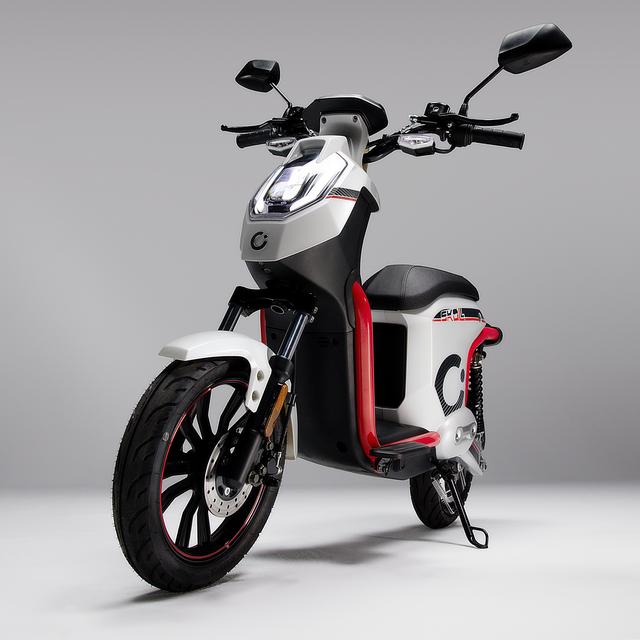 Cecotec Skull (Blanco/Rojo) Con potencia máxima de 1200W y hasta 60 km de autonomía, perfecta para trayectos urbanos.L1eB (Equivalente a 49cc)