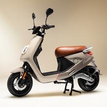 Cecotec Piazza (Beige) Con una potencia máxima de 1440W, y con opción de una o dos baterías (55-110 Km de autonomía).Disponible en dos colores, combina estilo y ligereza.L1eB (Equivalente a 49cc)