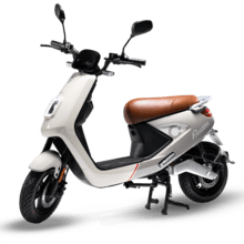 Cecotec Piazza (Beige) Con una potencia máxima de 1440W, y con opción de una o dos baterías (55-110 Km de autonomía).Disponible en dos colores, combina estilo y ligereza.L1eB (Equivalente a 49cc)