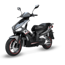 Cecotec Shark RS (Antracita/Rojo) Motocicleta eléctrica potente, versátil y dinámica para quienes buscan estilo. Con un motor de 3200W y potencia máxima de 5760W, rinde de forma excepcional en ciudad y carretera gracias a sus 3 modos de conducción. Su doble batería de 72V 30Ah ofrece hasta 110km de autonomía, ideal para trayectos diarios. Las ruedas de 13” y 12” y frenos de disco hidráulicos, garantizan estabilidad y seguridad. Su diseño moderno en Plata y Azul la convierte en una