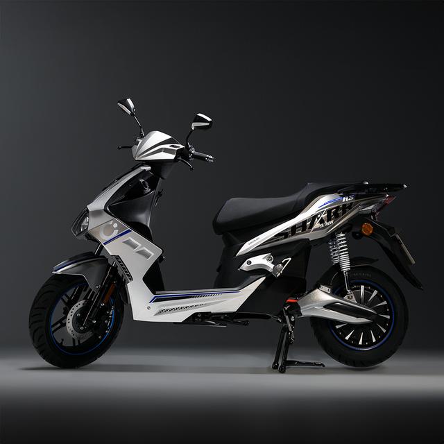 Cecotec Shark RS (Antracita/Rojo) Motocicleta eléctrica potente, versátil y dinámica para quienes buscan estilo. Con un motor de 3200W y potencia máxima de 5760W, rinde de forma excepcional en ciudad y carretera gracias a sus 3 modos de conducción. Su doble batería de 72V 30Ah ofrece hasta 110km de autonomía, ideal para trayectos diarios. Las ruedas de 13” y 12” y frenos de disco hidráulicos, garantizan estabilidad y seguridad. Su diseño moderno en Plata y Azul la convierte en una