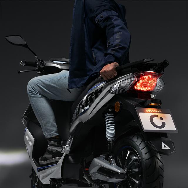 Cecotec Shark RS (Antracita/Rojo) Motocicleta eléctrica potente, versátil y dinámica para quienes buscan estilo. Con un motor de 3200W y potencia máxima de 5760W, rinde de forma excepcional en ciudad y carretera gracias a sus 3 modos de conducción. Su doble batería de 72V 30Ah ofrece hasta 110km de autonomía, ideal para trayectos diarios. Las ruedas de 13” y 12” y frenos de disco hidráulicos, garantizan estabilidad y seguridad. Su diseño moderno en Plata y Azul la convierte en una