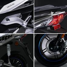 Cecotec Shark RS (Antracita/Rojo) Motocicleta eléctrica potente, versátil y dinámica para quienes buscan estilo. Con un motor de 3200W y potencia máxima de 5760W, rinde de forma excepcional en ciudad y carretera gracias a sus 3 modos de conducción. Su doble batería de 72V 30Ah ofrece hasta 110km de autonomía, ideal para trayectos diarios. Las ruedas de 13” y 12” y frenos de disco hidráulicos, garantizan estabilidad y seguridad. Su diseño moderno en Plata y Azul la convierte en una