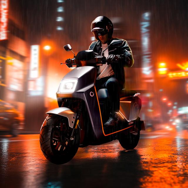 Cecotec Halo (Azul/Naranja) La motocicleta eléctrica con un motor de 7550W y una potencia máxima de 10000W. Perfecta para ciudad como para carretera gracias a sus 3 modos EFFICIENT, BALANCE y SPORT. Su batería de 74V 28Ah proporciona hasta 120 km de autonomía por carga. Las ruedas de 14" y los frenos CBS garantizan una estabilidad y seguridad óptimas. Con un diseño moderno y sofisticado en colores Plata/Verde y Azul/Naranja