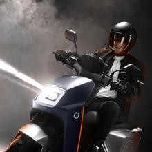 Cecotec Halo (Azul/Naranja) La motocicleta eléctrica con un motor de 7550W y una potencia máxima de 10000W. Perfecta para ciudad como para carretera gracias a sus 3 modos EFFICIENT, BALANCE y SPORT. Su batería de 74V 28Ah proporciona hasta 120 km de autonomía por carga. Las ruedas de 14" y los frenos CBS garantizan una estabilidad y seguridad óptimas. Con un diseño moderno y sofisticado en colores Plata/Verde y Azul/Naranja