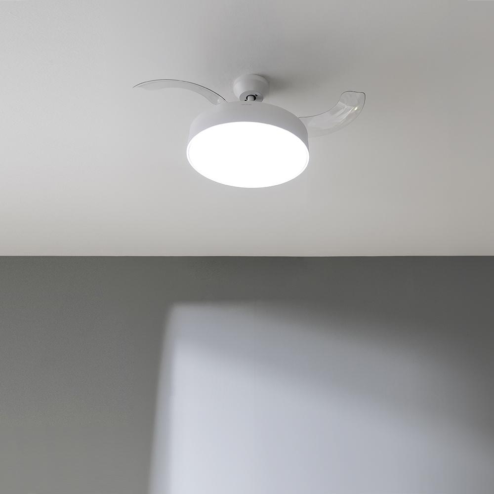 Ventilador de techo Cecotec Aero 4200 Blanco instalado con luz LED