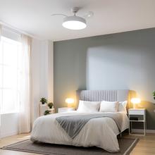 Energysilence Aero 4200 invisible white Ventilateur de plafond à 3 pales rétractables avec moteur DC de 30 W, lampe LED, minuterie jusqu'à 8 heures, fonction Hiver-Été, 6 vitesses, télécommande.