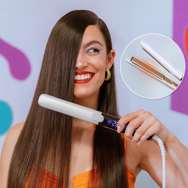 Alisador de cabelo RitualCare Twerk com vibração para melhorar a distribuição das mechas por toda a placa e assim ser mais eficiente em uma única passagem, com cabo 360ºC, temperatura até 230ºC e revestimento de queratina.