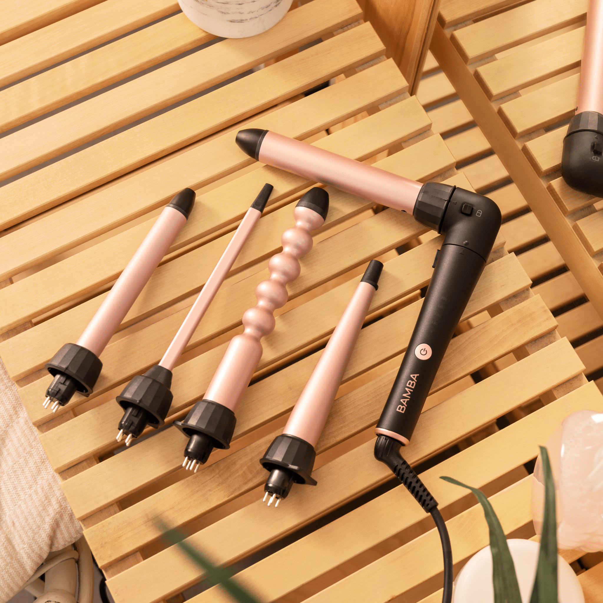 Cecotec SurfCare MultiWaves con accesorios sobre superficie de madera