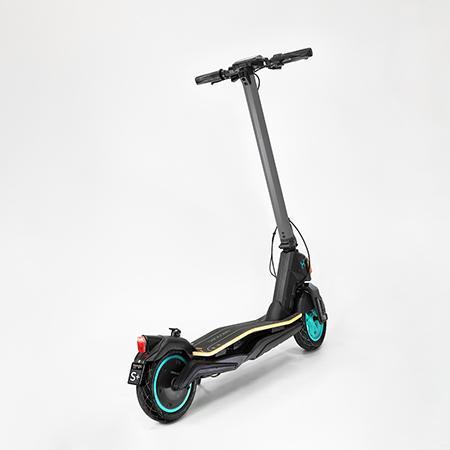 Bongo Serie S+ Max Infinity M Patinete eléctrico con potencia máxima de  750 W y tracción trasera para darle una conducción más deportiva. Autonomía de hasta 30 km y ruedas tubeless de 10" y 4 modos de conducción (Peatón, Eco, Confort y Sport).