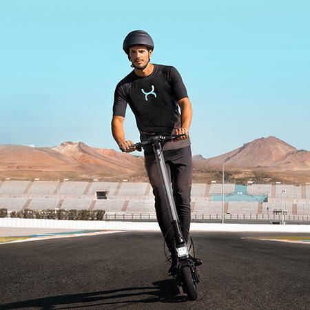 Bongo Serie S+ Max Infinity M Patinete eléctrico con potencia máxima de  750 W y tracción trasera para darle una conducción más deportiva. Autonomía de hasta 30 km y ruedas tubeless de 10" y 4 modos de conducción (Peatón, Eco, Confort y Sport).