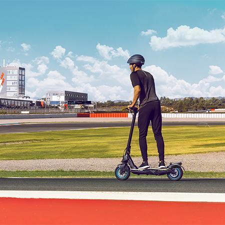 Bongo Serie S+ Max Infinity M Patinete eléctrico con potencia máxima de  750 W y tracción trasera para darle una conducción más deportiva. Autonomía de hasta 30 km y ruedas tubeless de 10" y 4 modos de conducción (Peatón, Eco, Confort y Sport).