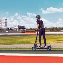 Bongo Serie S+ Max Infinity M Patinete eléctrico con potencia máxima de  750 W y tracción trasera para darle una conducción más deportiva. Autonomía de hasta 30 km y ruedas tubeless de 10" y 4 modos de conducción (Peatón, Eco, Confort y Sport).