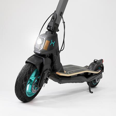 Bongo Serie S+ Max Infinity M Patinete eléctrico con potencia máxima de  750 W y tracción trasera para darle una conducción más deportiva. Autonomía de hasta 30 km y ruedas tubeless de 10" y 4 modos de conducción (Peatón, Eco, Confort y Sport).