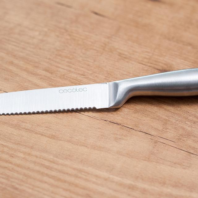 Detalle de la hoja con sierra del cuchillo Cecotec de carne