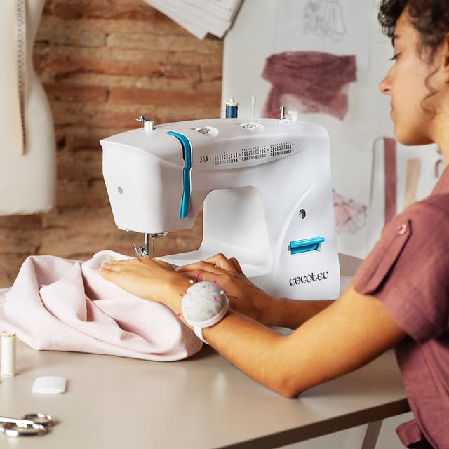 Máquina Cecotec BelleCouture 6600 en uso sobre una mesa de costura
