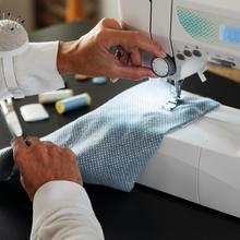 BelleCouture 21500 Nähmaschine mit 215 Stichen für Fortgeschrittene und Zubehörset.