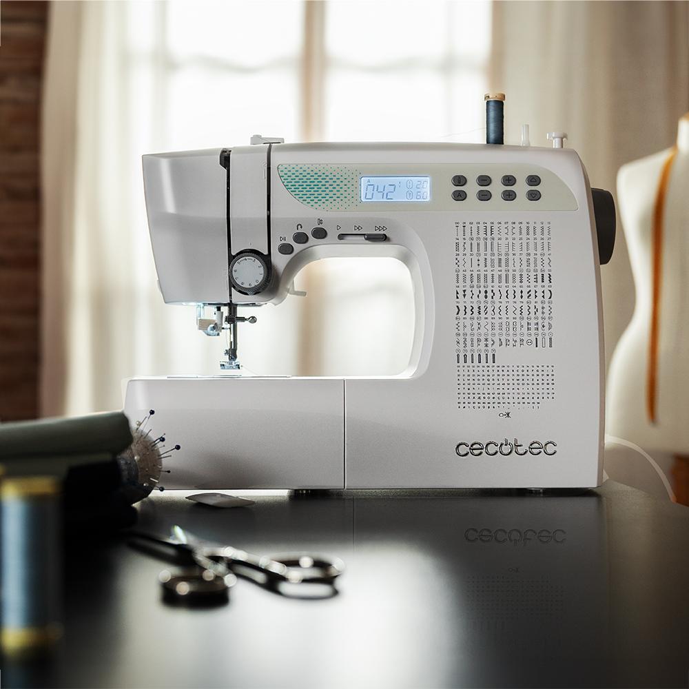 Cecotec BelleCouture 21500 sobre mesa de trabajo