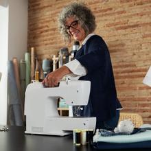 BelleCouture 21500 Macchina da cucire con 215 punti per utenti esperti e kit di accessori.