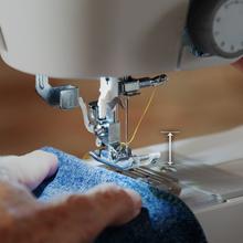 BelleCouture 21500 Macchina da cucire con 215 punti per utenti esperti e kit di accessori.
