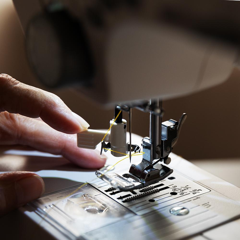 Enhebrador automático de la máquina de coser Cecotec BelleCouture 21500