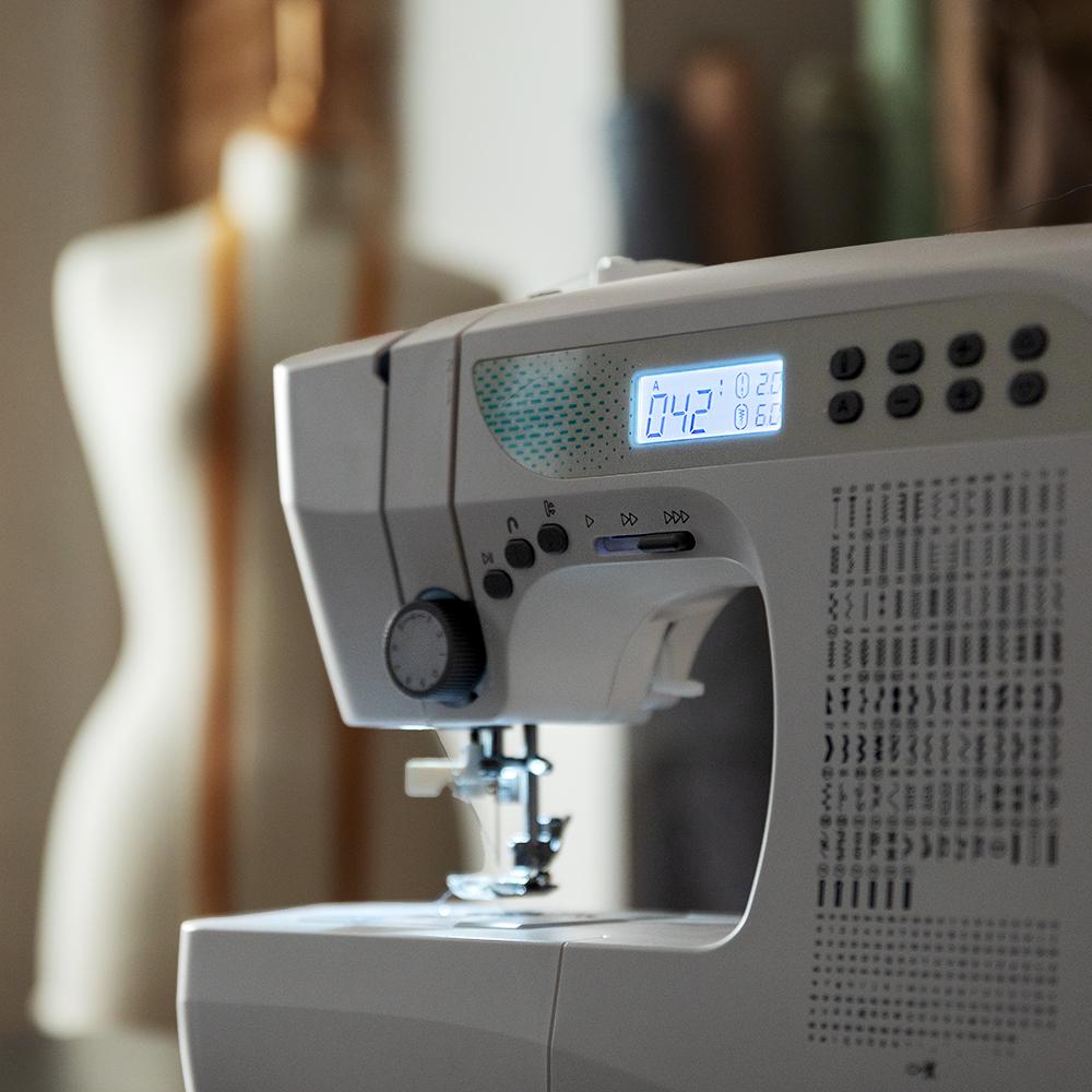 Pantalla LCD iluminada de la máquina de coser BelleCouture 21500