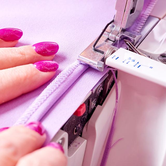 BelleCouture OverLock Tagliacuci a 1100 giri al minuto con pressione del piedino regolabile e kit di accessori.