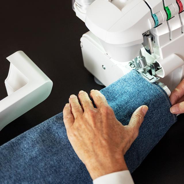 BelleCouture OverLock Surjeteuse à une vitesse de 1100 tours/minute avec pression du pied-de-biche réglable et kit d'accessoires.