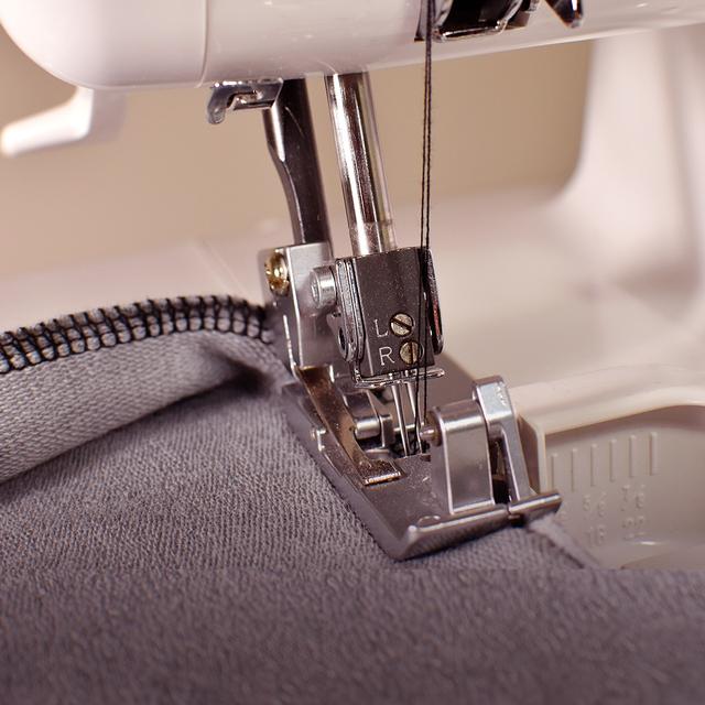 BelleCouture OverLock Overlock com velocidade de 1100 rpm, com pressão ajustável do calcador e kit de acessórios.