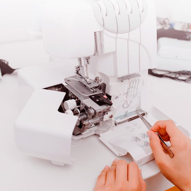 BelleCouture OverLock Tagliacuci a 1100 giri al minuto con pressione del piedino regolabile e kit di accessori.