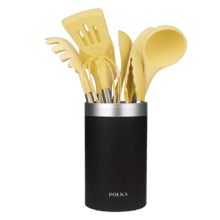 Ustensiles de cuisine en silicone Polka Experience Vulcano. Set de 9 ustensiles en jaune pastel, revêtement toucher doux et manche en acier. Matériaux : Silicone, nylon et PP. Pot à ustensiles de cuisine Polka inclus.