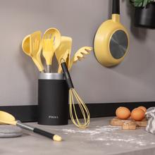 Polka Experience Vulcano. Conjunto de 9 utensílios de cozinha, amarelo, com revestimento soft touch e pega em aço. Materiais: Silicone, Nylon e PP. Inclui Holder Polka