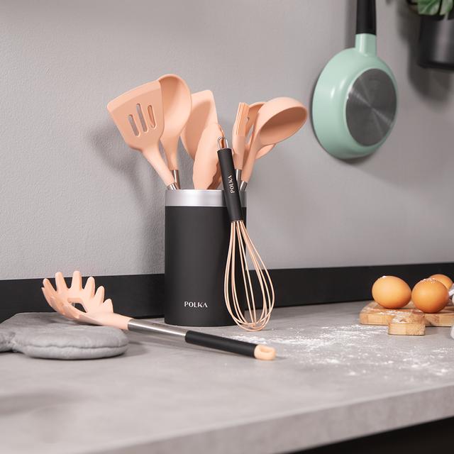 Polka Experience Gravity. Conjunto de 9 utensílios de cozinha, Cor de rosa claro, com revestimento soft touch e pega em aço. Materiais: Silicone, Nylon e PP. Inclui Holder Polka