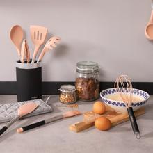 Utensili da cucina di silicone Polka Experience Gravity. Set di 9 utensili, di color rosa pastello, rivestimento soft touch e manico in acciaio. Materiali: Silicone, nylon e PP, include Holder Polka