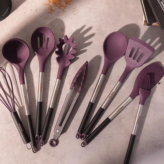 Ustensiles de cuisine en silicone Set de 9 ustensiles de couleur violette avec revêtement toucher doux et manche en acier. Matériaux : Silicone, nylon et PP. Pot à ustensiles de cuisine Polka inclus.