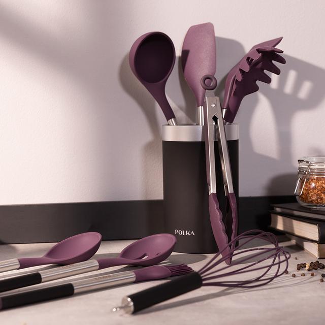 Polka Experience Silikon-Kochgeschirr-Set Titan. 9-teiliges Set Lila, Soft-Touch-Beschichtung und Stahlgriff. Materialien: Silikon, Nylon und PP, einschließlich Polka-Halterung