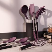 Polka Experience Set Titan. Conjunto de 9 utensílios de cozinha, roxo, com revestimento soft touch e pega em aço. Materiais: Silicone, Nylon e PP. Inclui Holder Polka